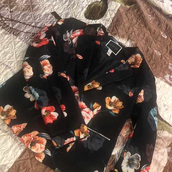 Absolutely gorgeous blazer. Size fit to L. Silk feeling - Picture 8 of 15